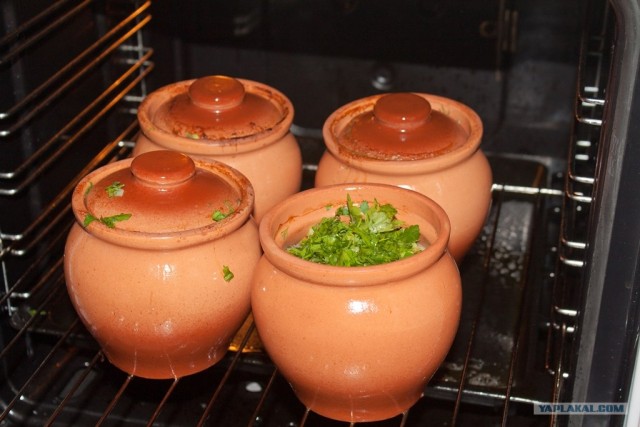 Картошка с мясом и грибами в горшочках