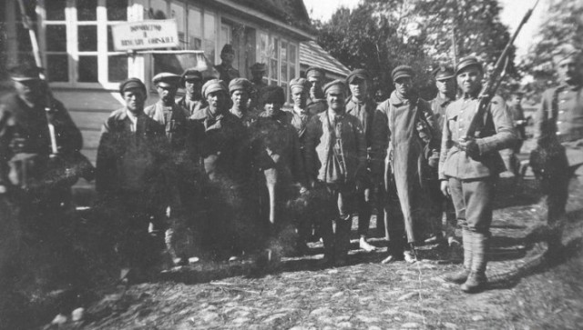 Фотографии связанных с историей Красной и Советской Армии.