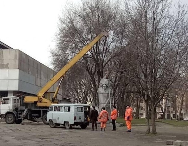 В Днепре снесли памятник советскому солдату Александру Матросову