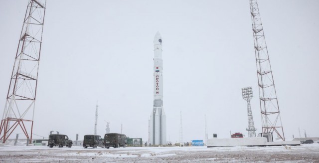 Гигантский «Протон-М» с метеоспутником установлен на стартовой площадке Байконура