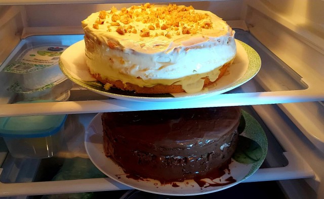 Два бисквитных торта: белый и шоколадный