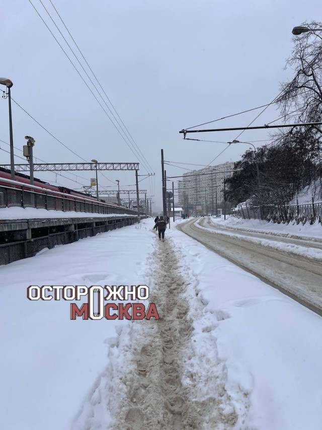 Жители юга Москвы пожаловались на заваленные снегом тротуары.