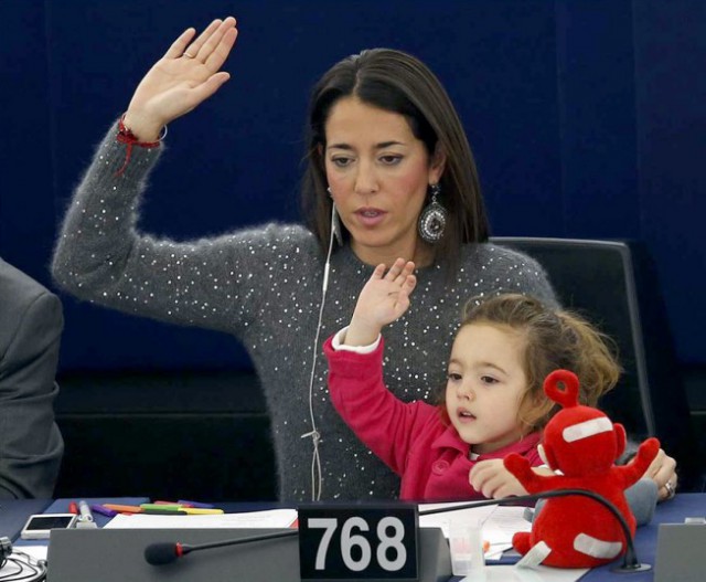 Дочь члена Европарламента с мамой на работе