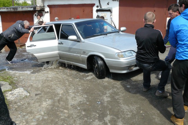 Спасение автомобилей из затопленного гаражного кооператива