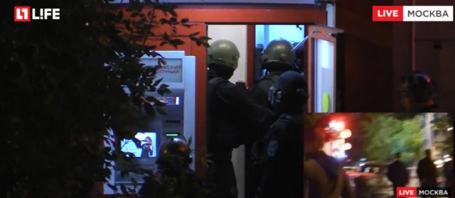 В банке на востоке Москвы захватили заложников.
