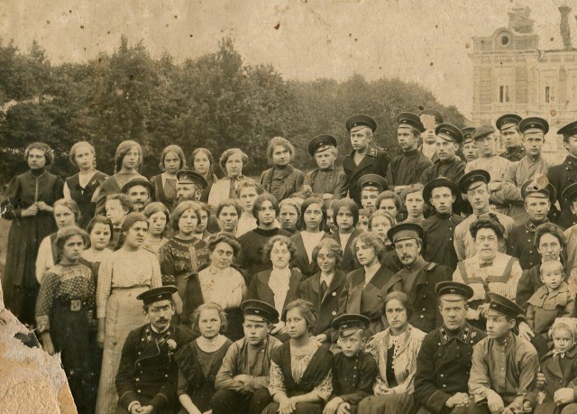 Лица минувшей эпохи: 22 ретро портрета русских гимназисток из 1900 года