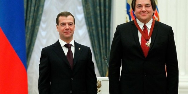 Подростки транслировали в прямом эфире видео секса со школьницей с трех мобильных телефонов