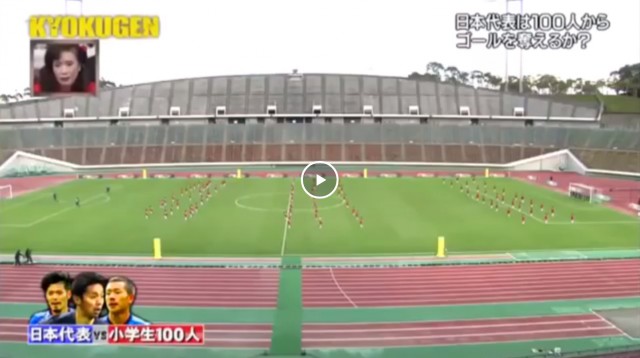 Три японских футболиста сыграли против 100 детей