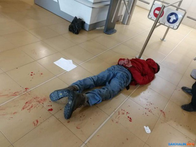 В здании администрации Южно-Сахалинска шизик напал на сотрудника с тесаком