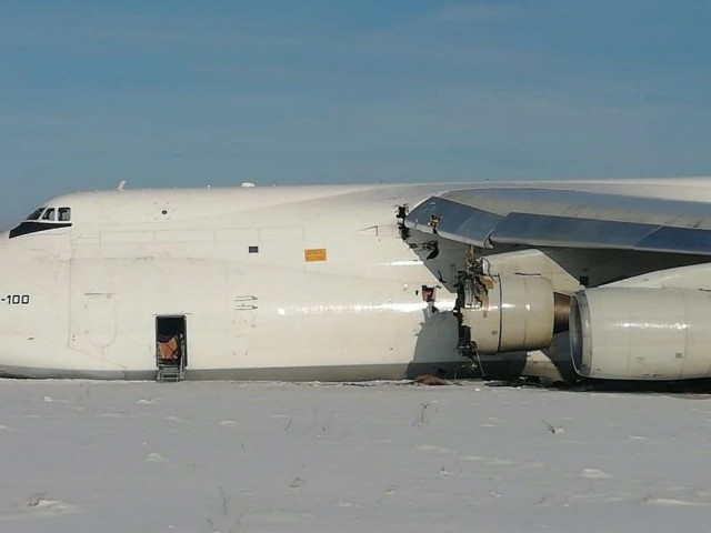 Грузовой самолёт Ан-124 «Руслан» выкатился за пределы полосы во время аварийной посадки в Новосибирске