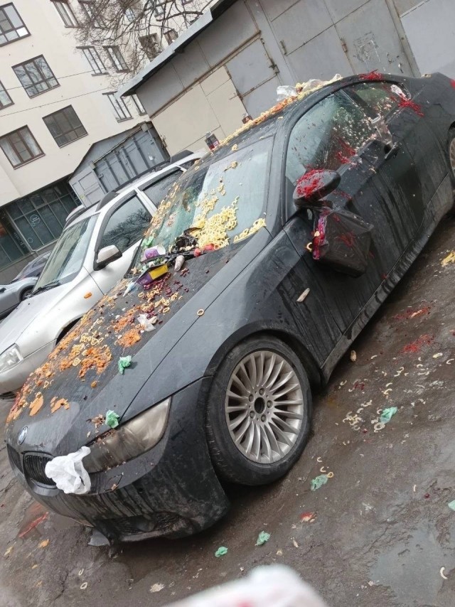 БМВ наказали за недоступность пройти к мусорным бакам