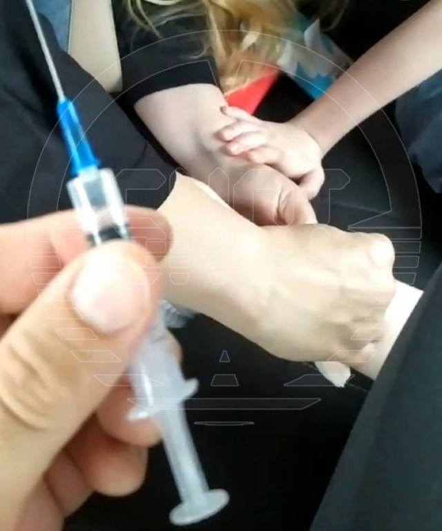 В Москве шприц с неизвестной жидкостью воткнулся в ногу девочке в каршеринге — он торчал из сидения