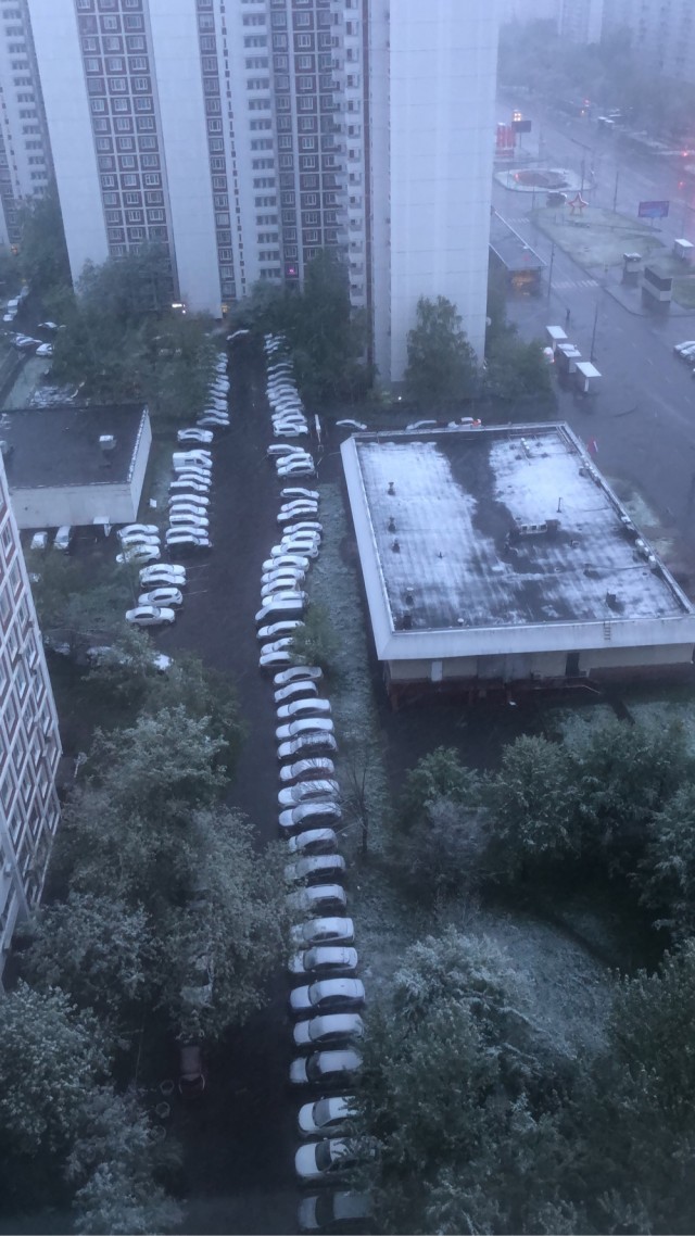 Май, Снег, Москва