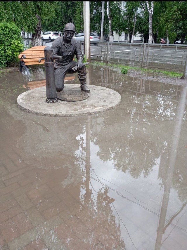 «Слесарь Петрович» не справился: памятник работнику ЖКХ подтопило в Горно-Алтайске