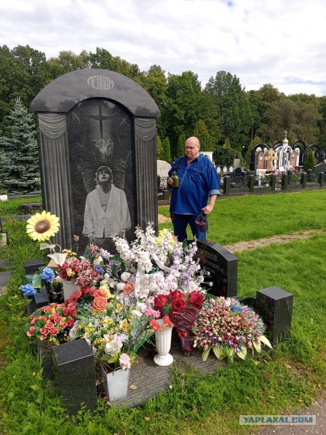Могилы знаменитых советских актеров, снявшихся в фильме «Человек с бульвара капуцинов», вышедшего на экраны 38 лет назад