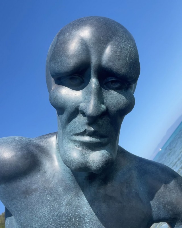 Парень утопил в Греции трёхметровую статую Сквидварда-гигачада, чтобы заставить археологов из будущего сойти с ума