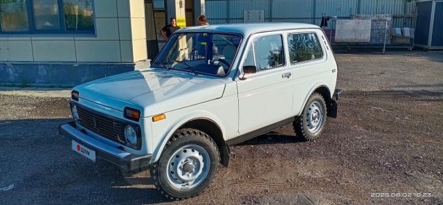 Продается Нива 1998 года выпуска (27 лет), почти девственница (пробег меньше 1000 км) и ценой "всего" 3 млн рублей