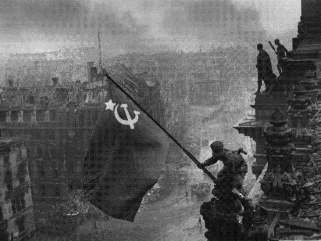 В Минске поднят флаг СССР