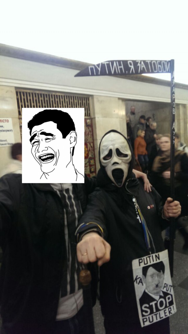 ААА! Что это там за его спиной маячит?