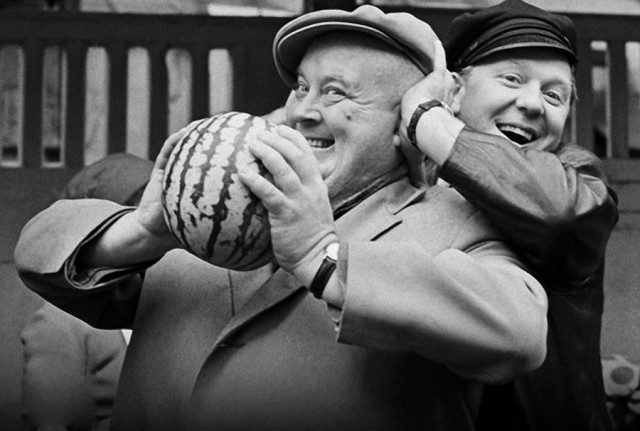 Евгений Моргунов и Олег Попов покупают арбуз. 1968 год