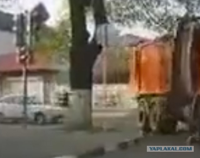 В Геленджике девочка попала под КамАз, а затем... встала и пошла.