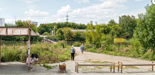 В Челябинске подростки решили своими силами сделать дорогу