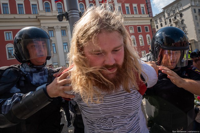 Фоторепортаж: Столкновения с ОМОНом и задержания в центре Москвы