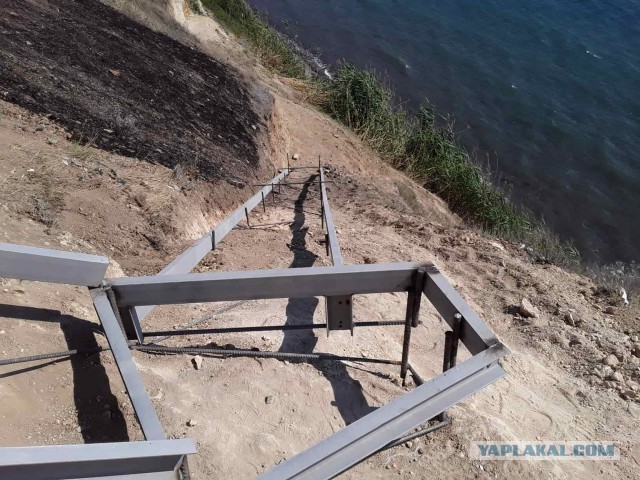 В Анапе люди хотели сделать лестницу к морю, но властям это не понравилось