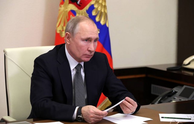 Путин подписал закон о своем праве идти еще на два срока
