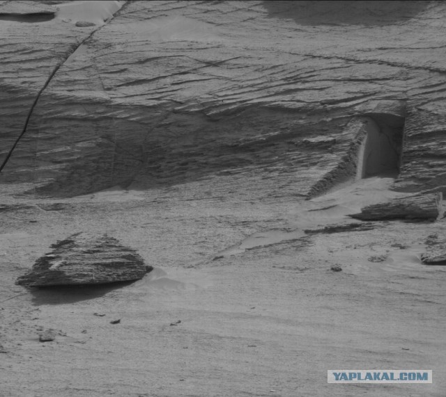 Марсоход Curiosity сфотографировал похожий на рукотворный «вход» в скалу