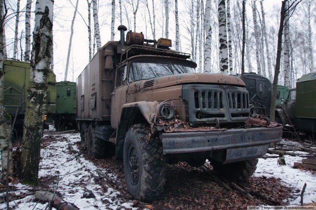 Березки, снег и списанная военная техника