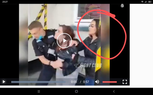 Девки наехали на полицейского