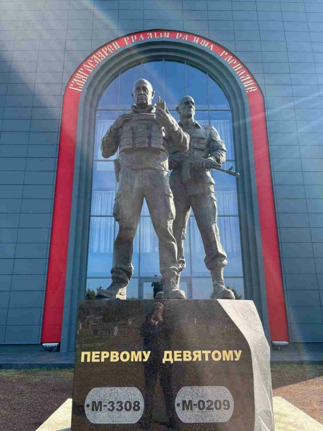 Открыт памятник Евгению Пригожину и Дмитрию Уткину — "Первому и Девятому"