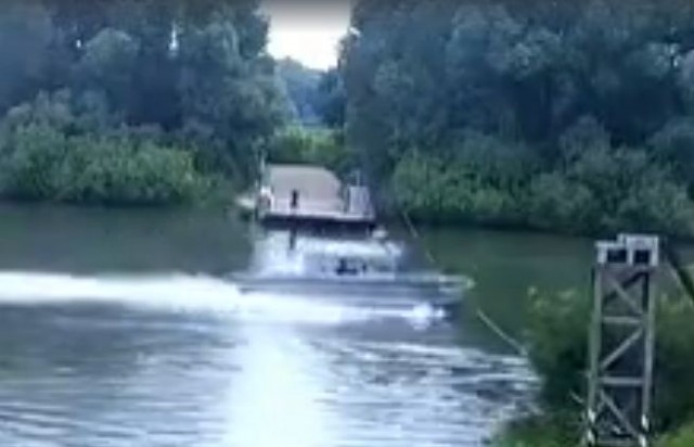 Соединяет берега седой паромщик