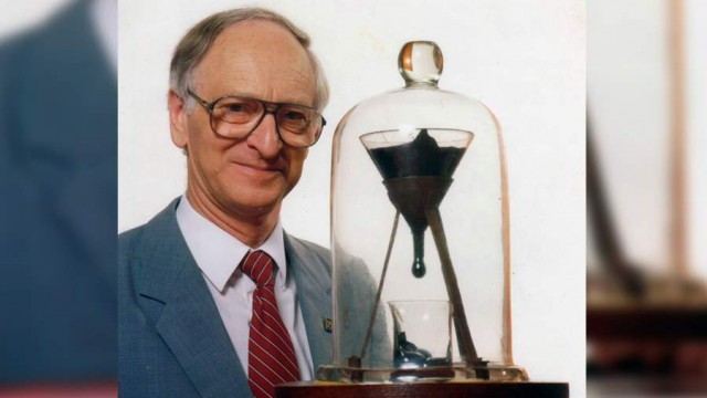 СМИ рассказали о продолжающемся 100 лет опыте с капающим пеком