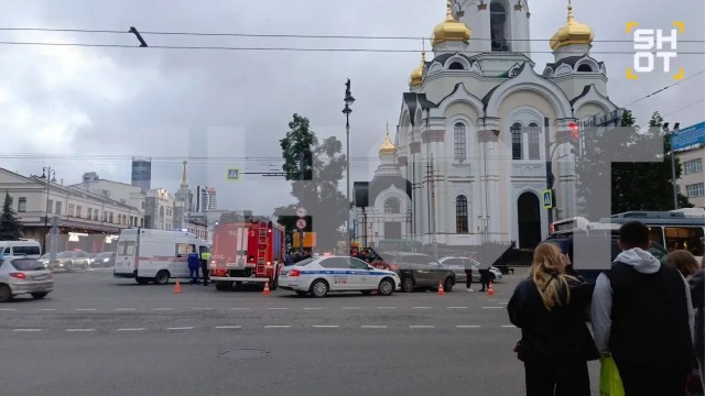 Автобус влетел в храм и сбил пешеходов в центре Екатеринбурга.