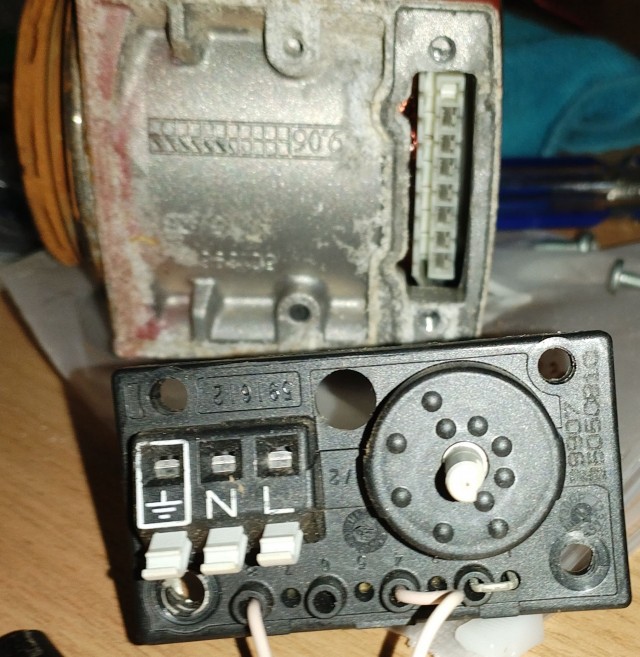 Как перенести переключатель насоса grundfos 25-40 ?