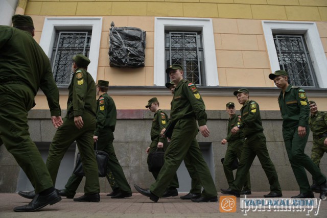 Продолжается комедия с доской Маннергейму