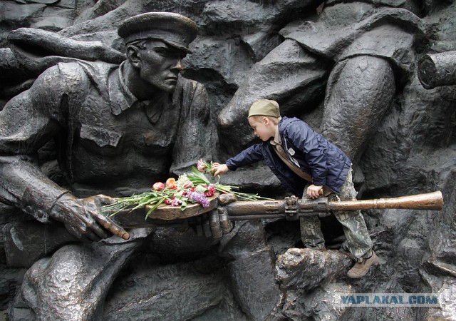 Девочка, залезшая на памятник Неизвестному солдату в Казани, расколола Интернет