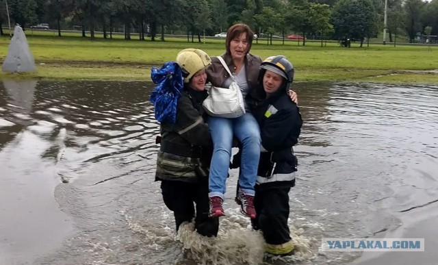 Питер ушел под воду: гидроудары, проспекты-океаны, улицы-реки