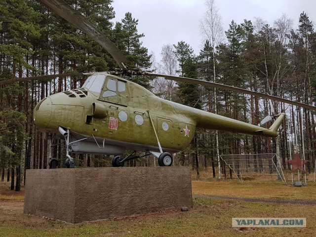 Самолет во дворе