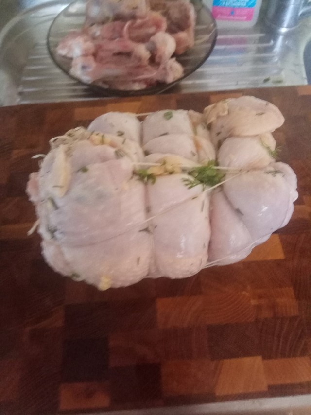 Куриная тушка (рулет) лишенная скелета (poulet désossé)  