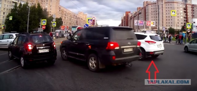 Поворотник бы включен! А ещё стоит и издевается!
