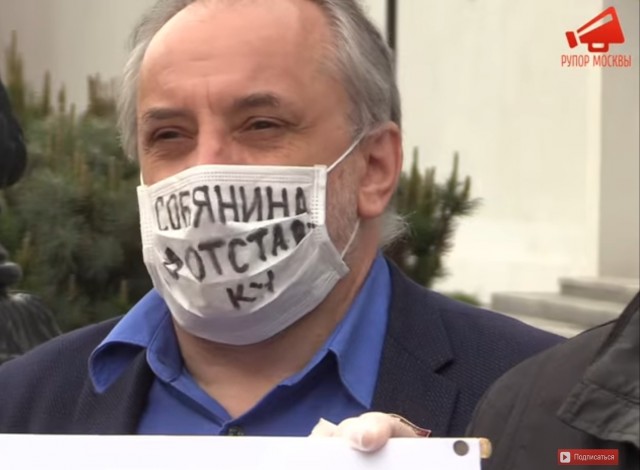 Власти обязали москвичей надевать маски при любом выходе на улицу