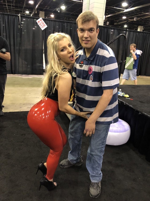 Porn Comicon: парень сфоткался со своими любимыми актрисами