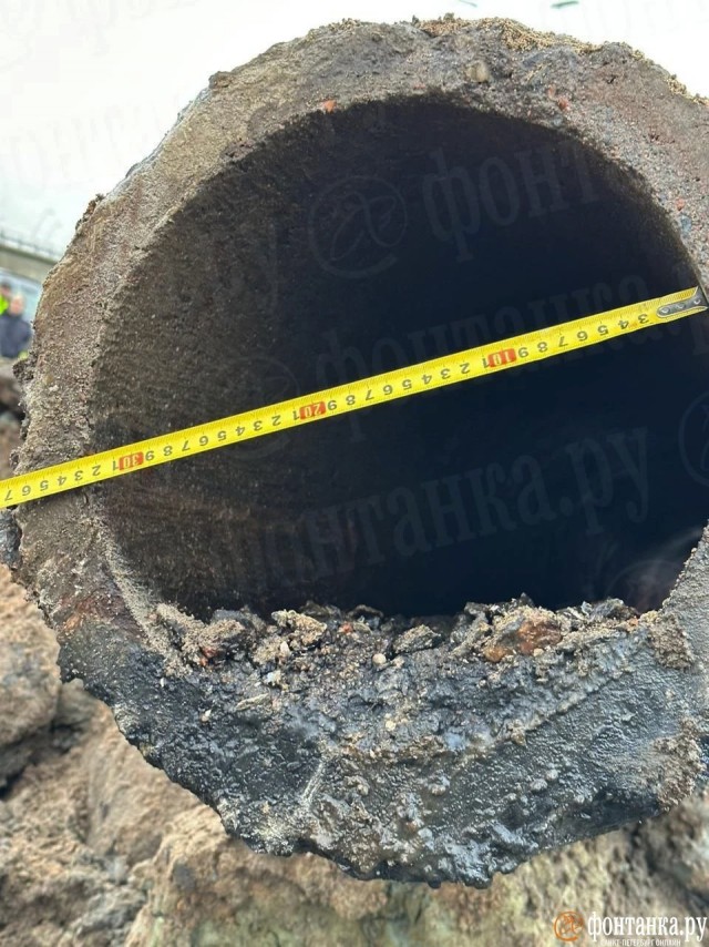 Голый мужик залез в канализационную трубу и застрял