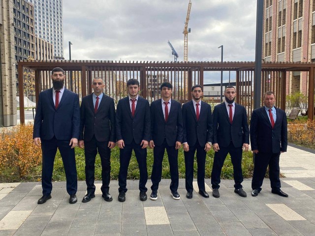 У нас, у чеченцев, не принято с женщинами разговаривать.