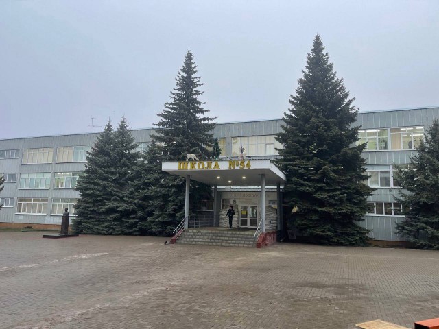 Подросток в балаклаве и с молотком ворвался в школу в Курске