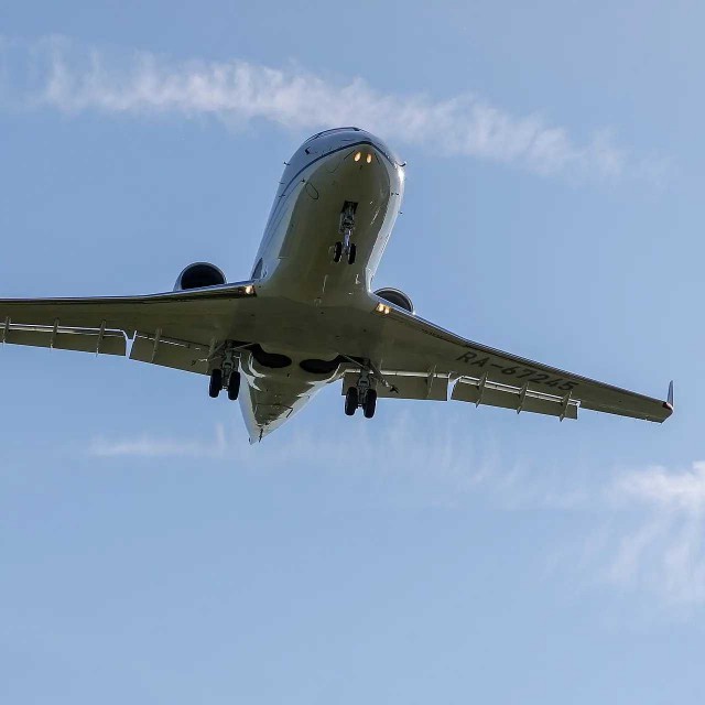 В США мужчина захватил самолет и угрожает взорвать бомбу