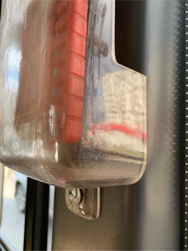 Город Краснодар. Аварийный молоток закрыт коробом.